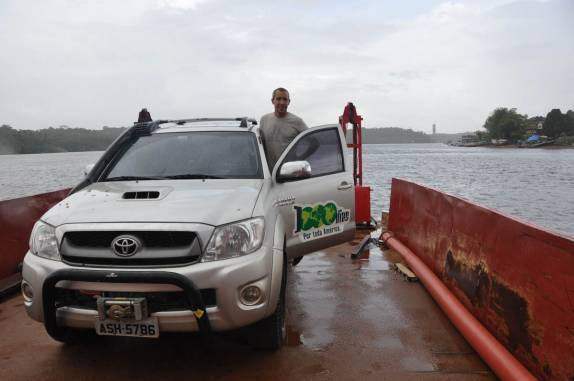 Nossa travessia de balsa entre Oiapoque, no Brasil e Saint Georges, na Guiana Francesa